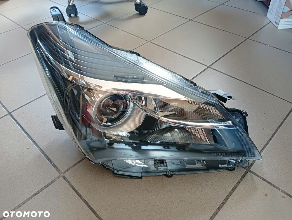 Toyota Yaris III 2014-2017 lift prawa lampa reflektor EUROPA - 1
