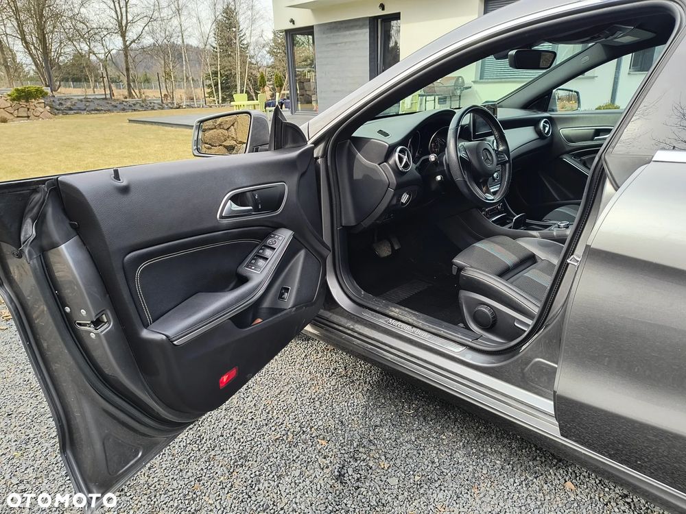 Mercedes-Benz CLA 180 7G-DCT UrbanStyle Edition - 20