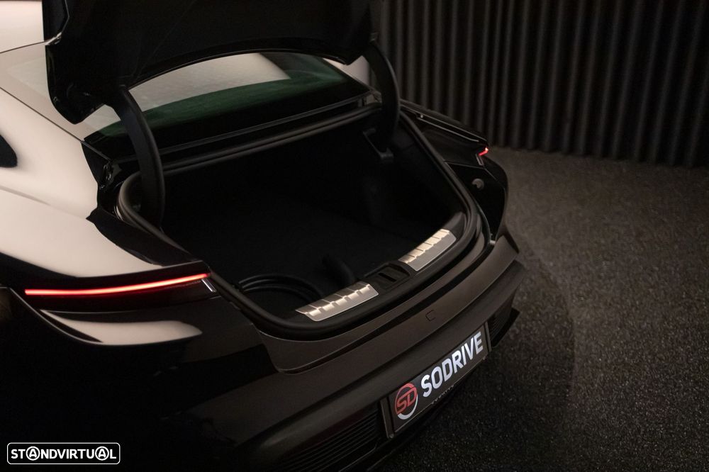 Porsche Taycan Turbo - 35
