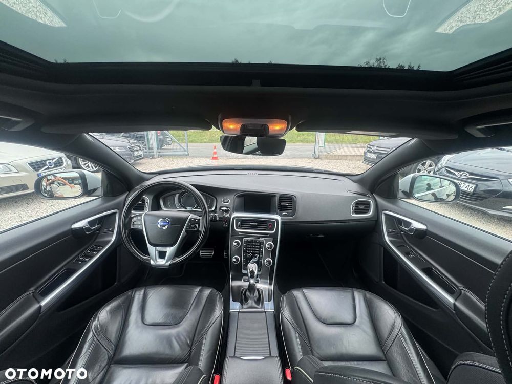 Volvo V60 D6 AWD Plug-in Hybrid R-Design Momentum - 23