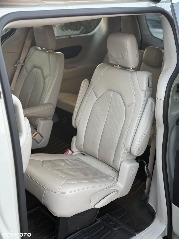 Chrysler Pacifica - 16