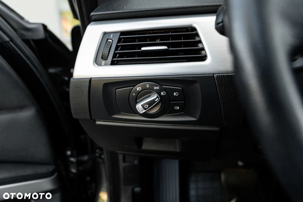BMW Seria 3 325i xDrive Touring - 35