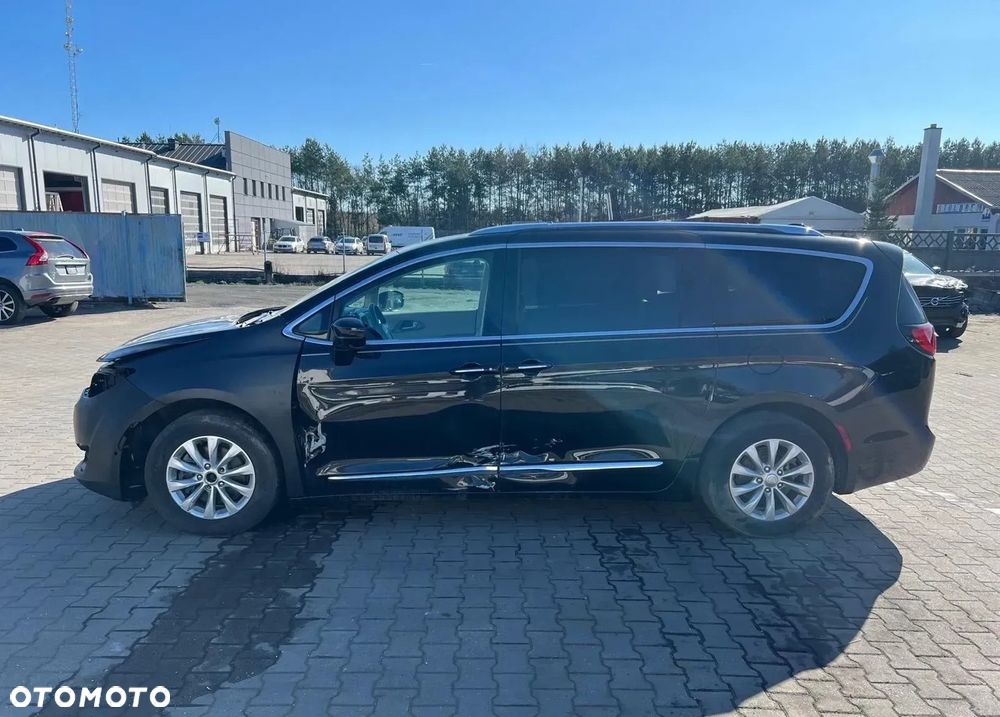 Chrysler Pacifica - 4