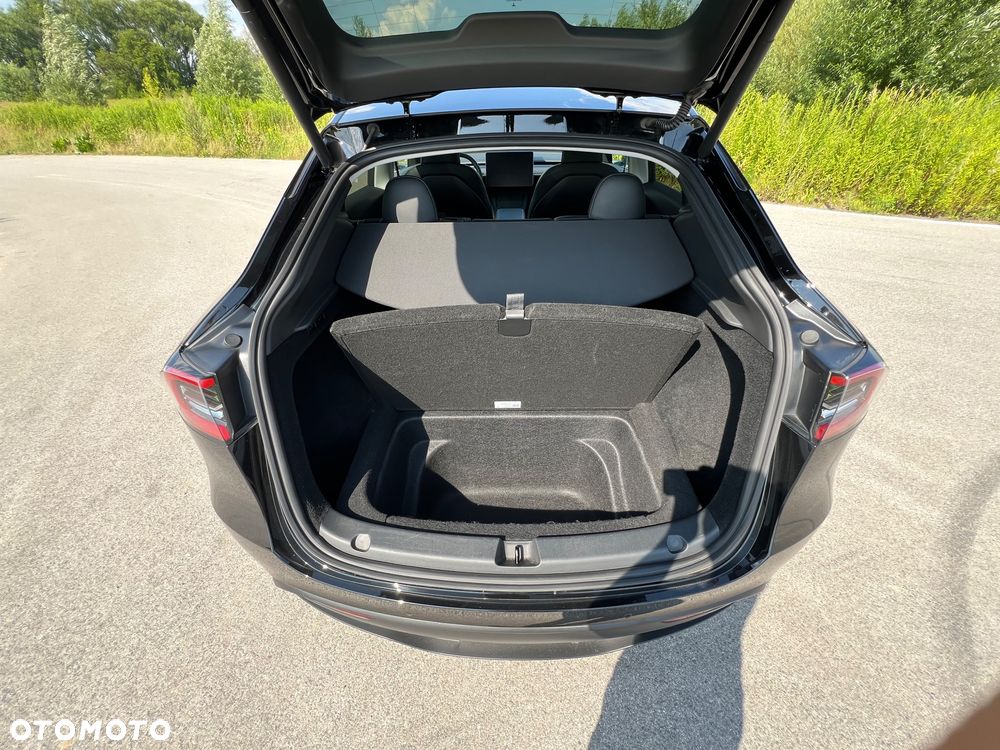 Tesla Model Y - 12