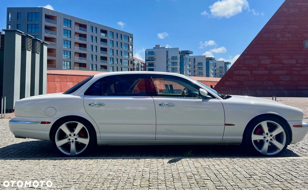 Jaguar XJ XJ8 4.2 LWB Executive - 1