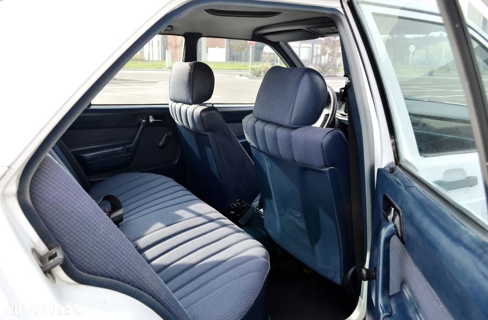 Mercedes-Benz 190 - 12