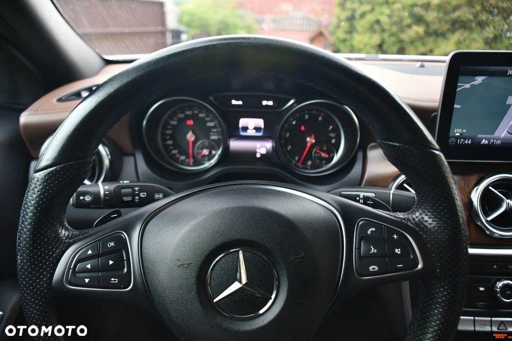 Mercedes-Benz GLA 250 4-Matic AMG Line - 33