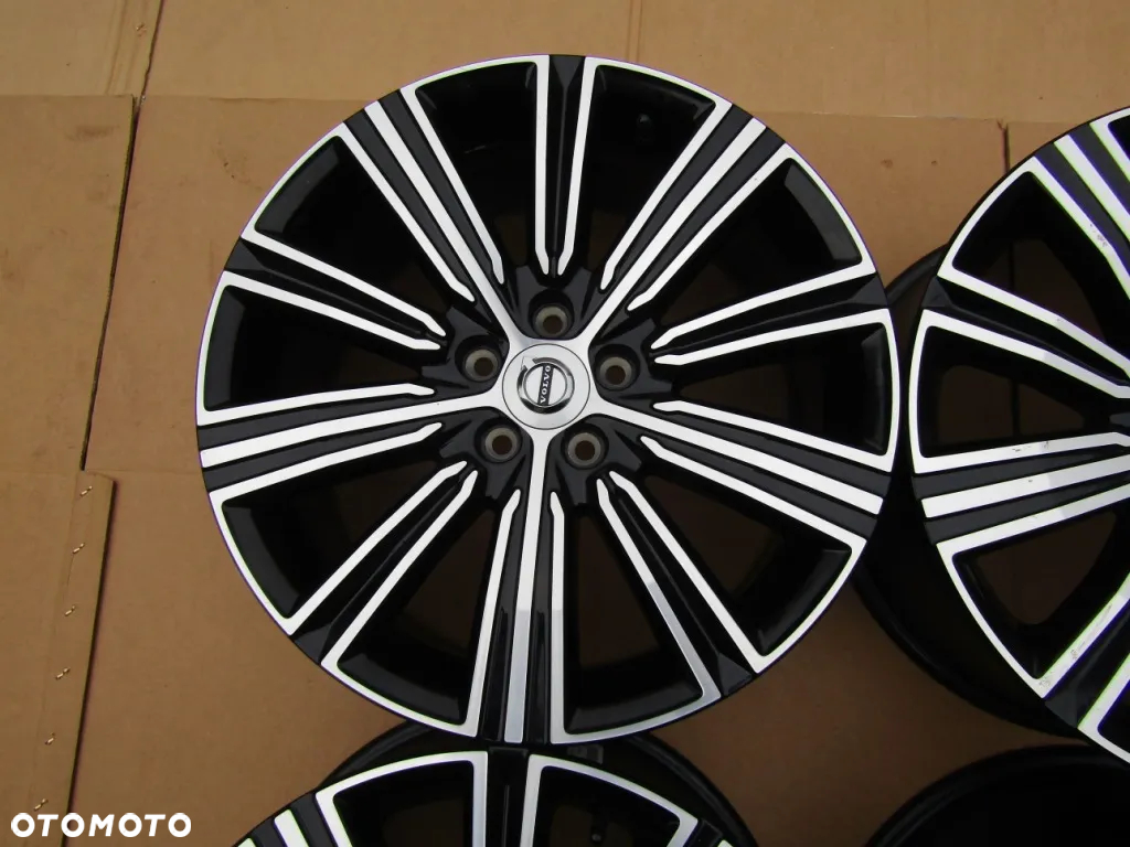 4x Felgi 18 Volvo S40 V60 S90 V90 C30 S60 XC40 XC60 8j 5x108 ET42 - 8