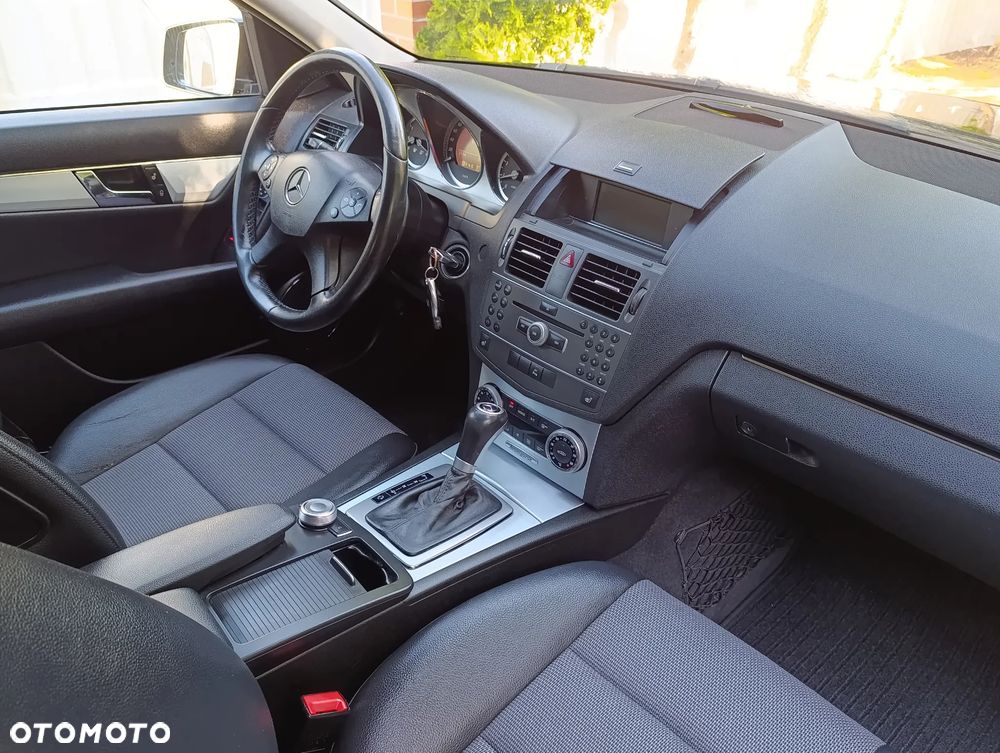 Mercedes-Benz Klasa C 180 CGI Automatik BlueEFFICIENCY Avantgarde - 9