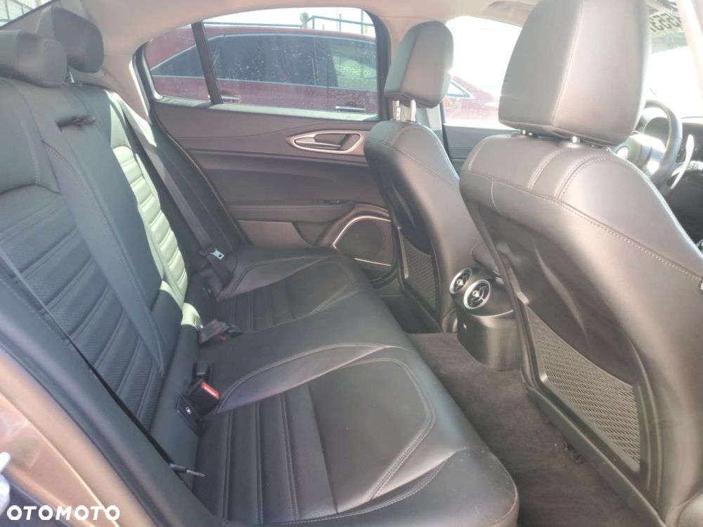 Alfa Romeo Giulia 2.0 Turbo 16V AT8-Q4 Ti - 9