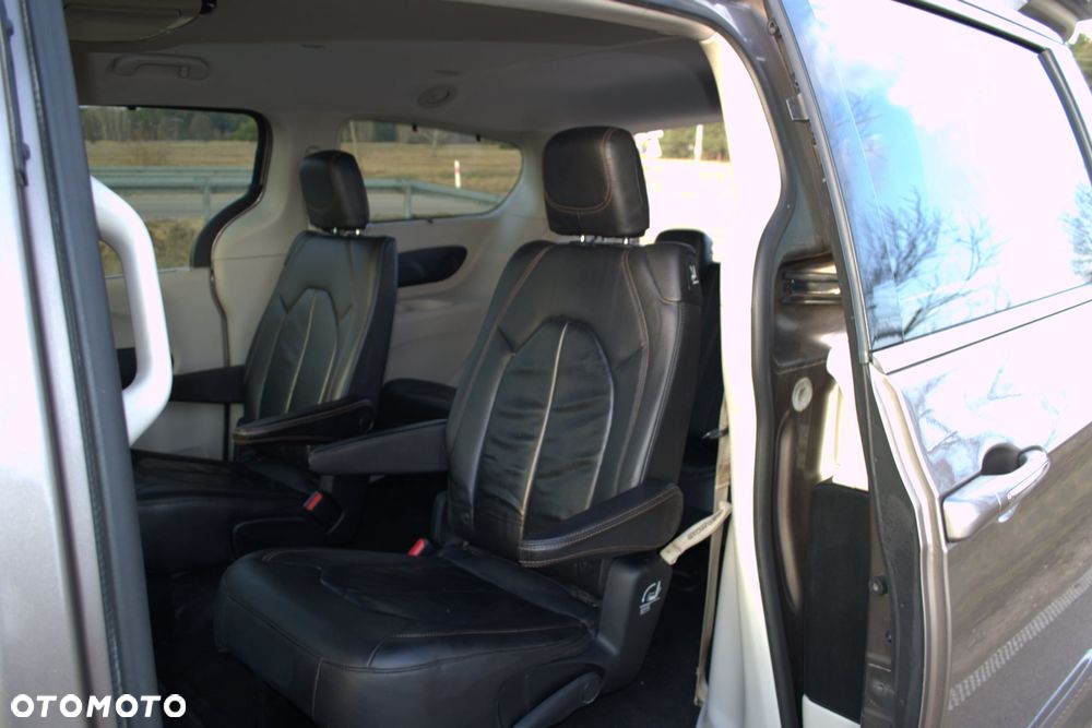 Chrysler Pacifica - 16