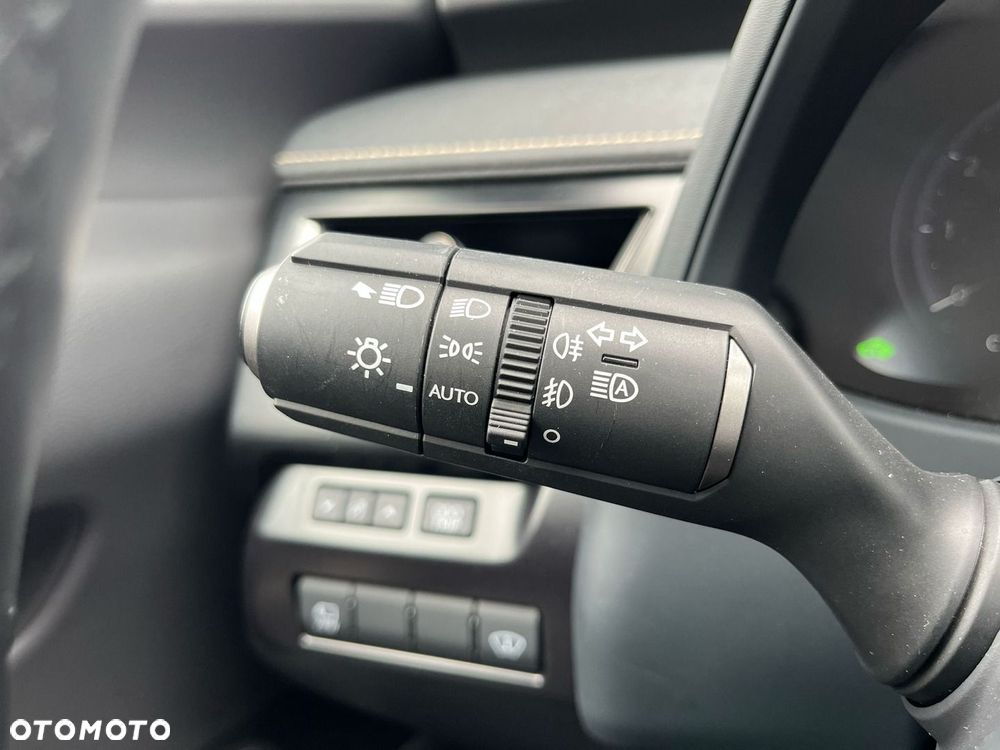 Lexus UX 300h Omotenashi AWD - 32