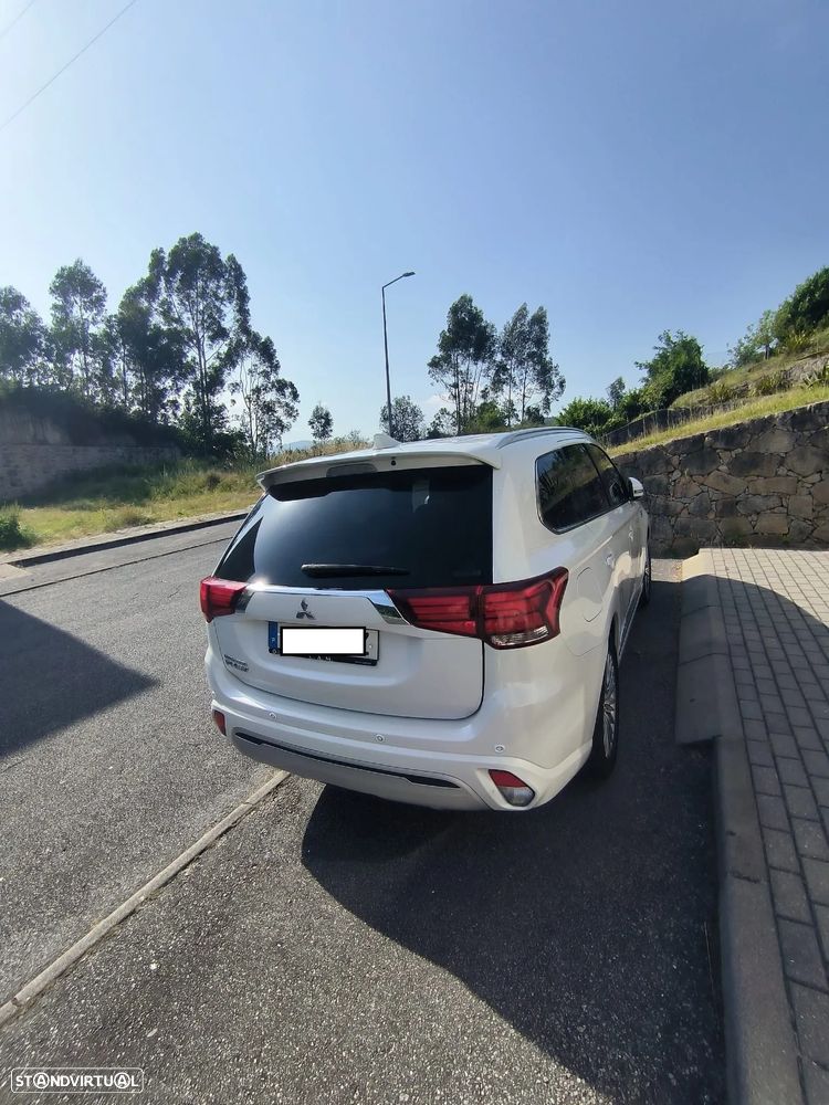 Mitsubishi Outlander - 2