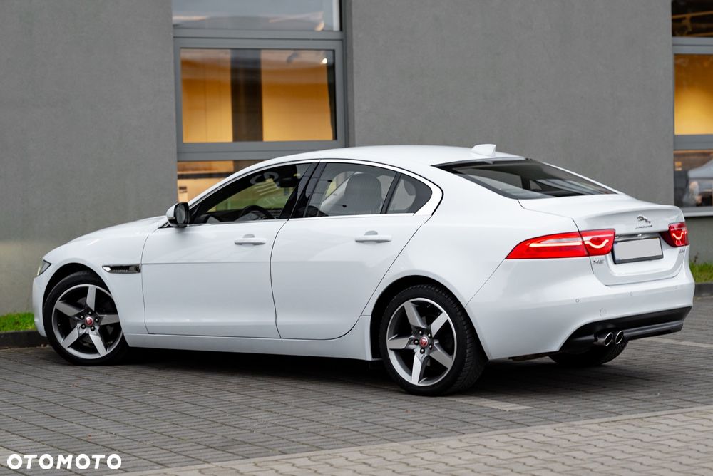 Jaguar XE - 11