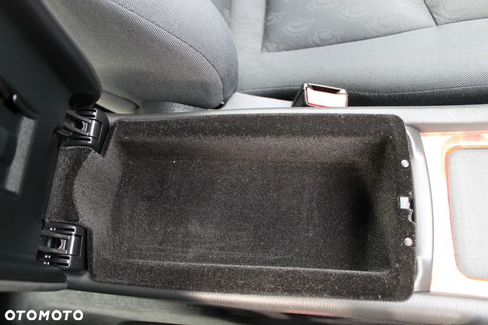 Mercedes-Benz Klasa C 200 CGI Elegance - 16