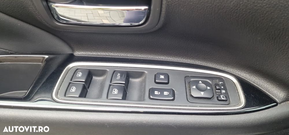 Mitsubishi Outlander 2.0 4WD Plug-In Hybrid Top - 11