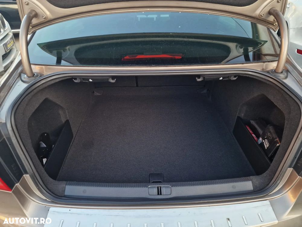 Volkswagen Passat 1.6 TDI DPF BlueMotion Technology Comfortline - 17
