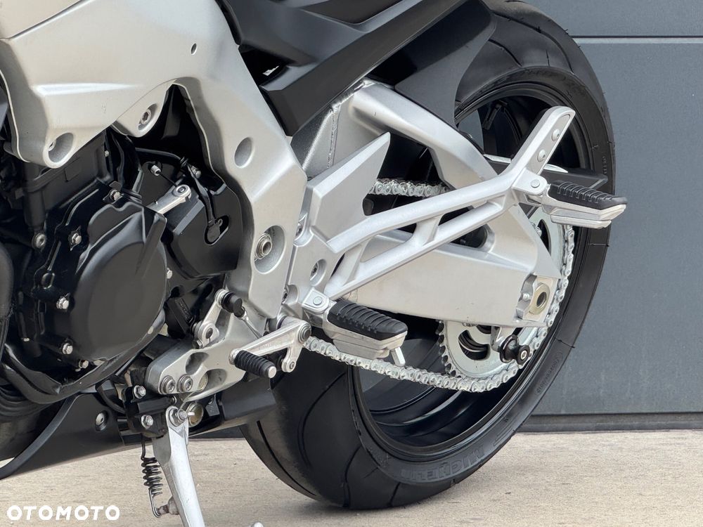 Suzuki GSR - 26