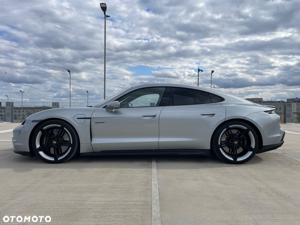 Porsche Taycan Turbo S - 8