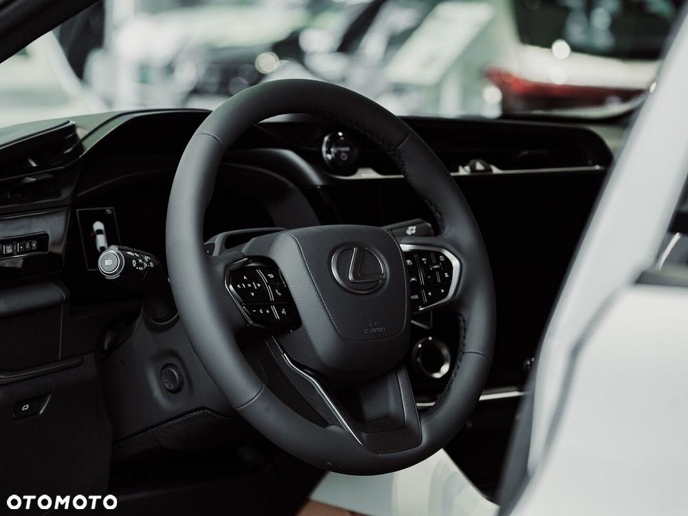 Lexus RZ - 8