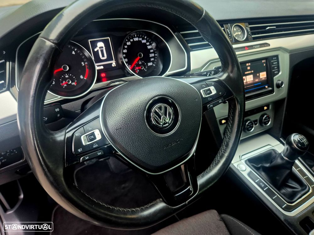 VW Passat Variant 1.6 TDI BlueMotion - 25