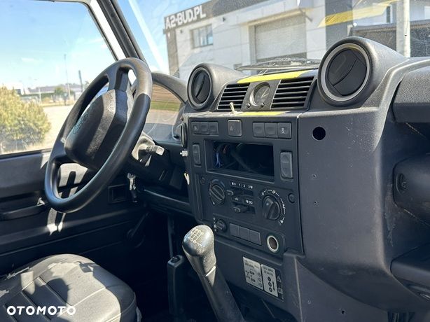 Land Rover Defender - 27