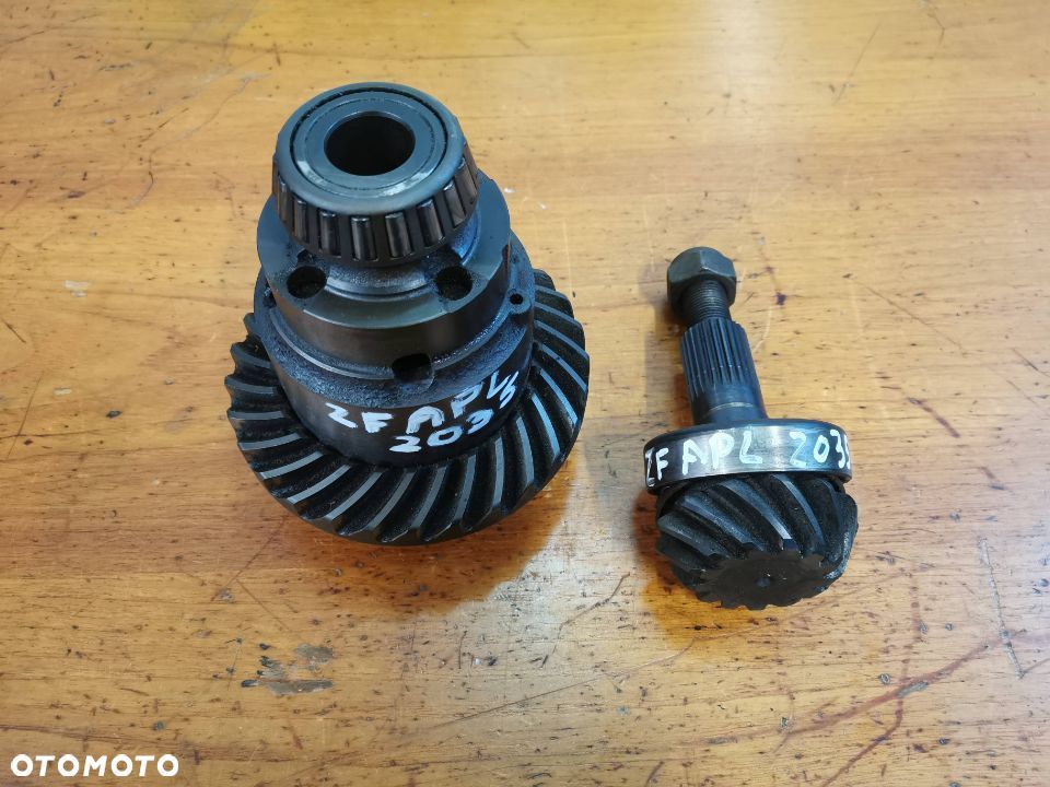 wałek atakujący koło talerzowe mechanizm różnicowy ZF APL 2025 John Deere (AT167126)