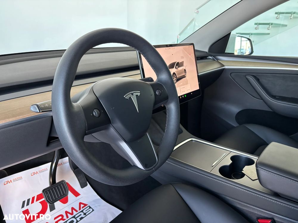 Tesla Model Y - 12