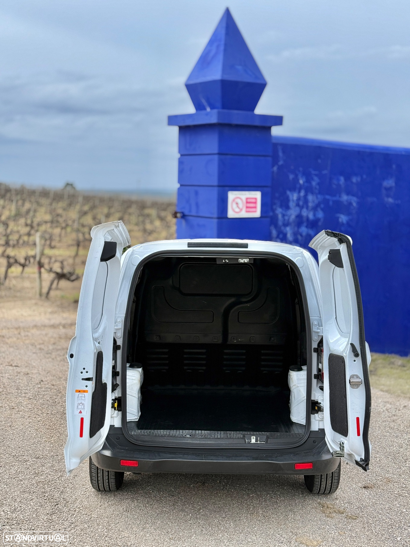 Ford Transit Courier - 17