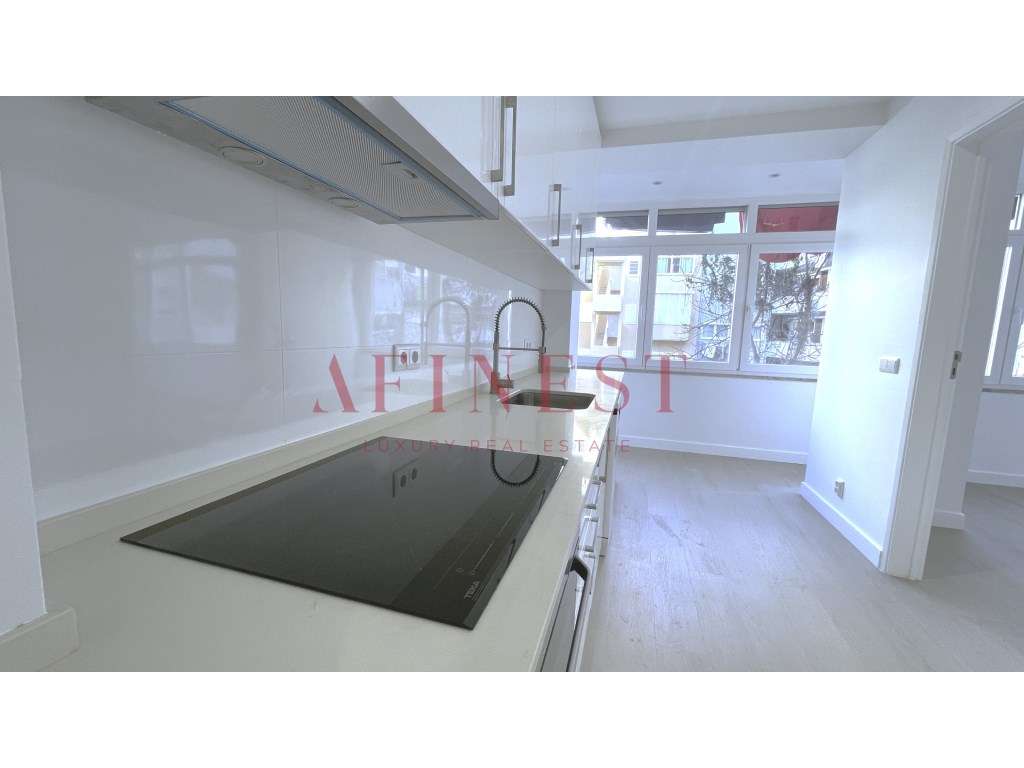 APARTAMENTO T4 COM GARAGEM, TOTALMENTE REMODELADO EM CAMPO DE OURIQUE - Grande imagem: 5/38
