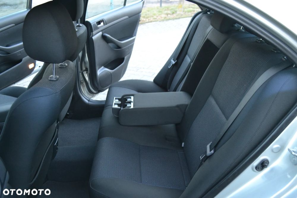 Toyota Avensis 2.0 VVT-i Executive - 27