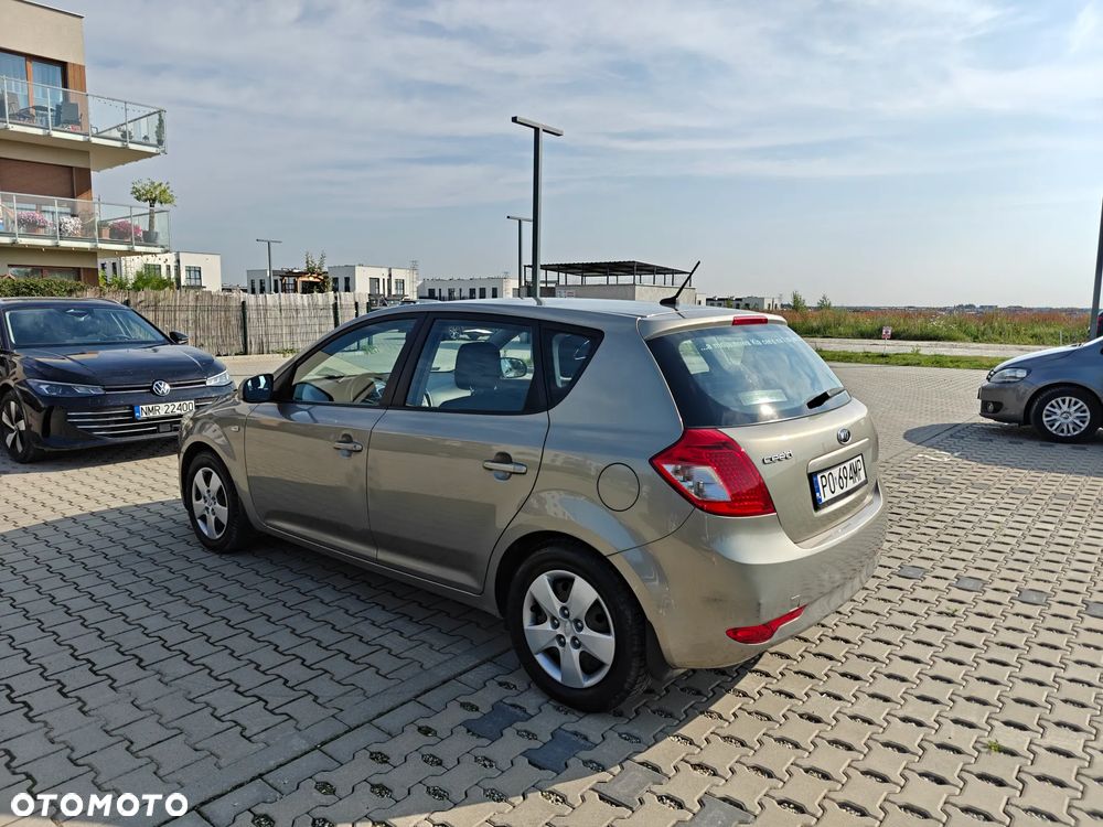 Kia Ceed - 11
