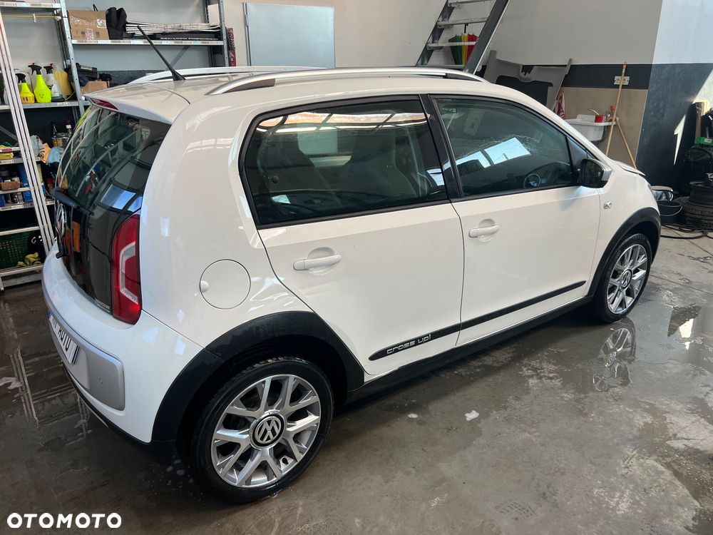 Volkswagen up! 1.0 cross Perfectline - 9