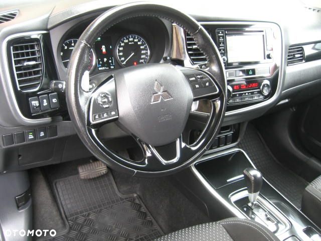 Mitsubishi Outlander 2.0 Intense + Navi 4WD CVT - 17