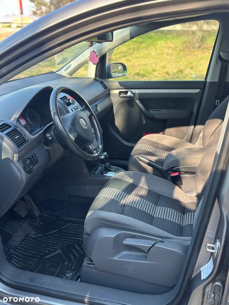 Volkswagen Touran 1.9 TDI Conceptline DSG - 10