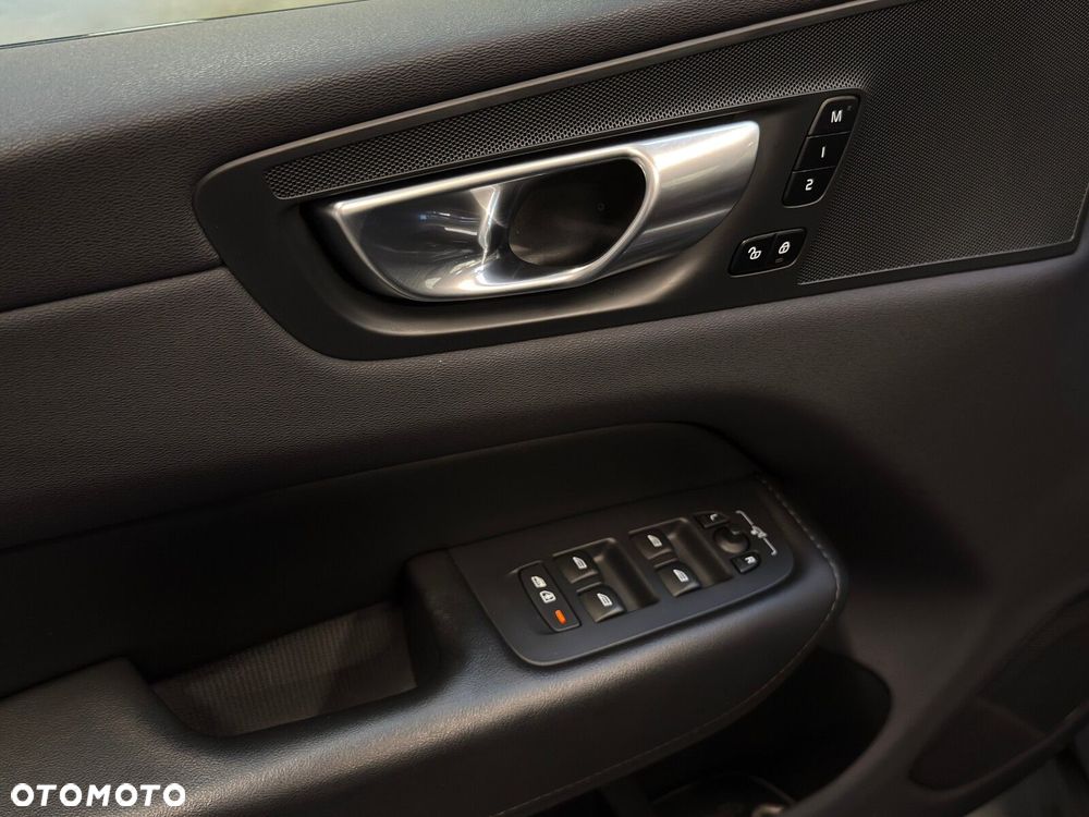 Volvo XC 60 B4 B Plus Dark - 20