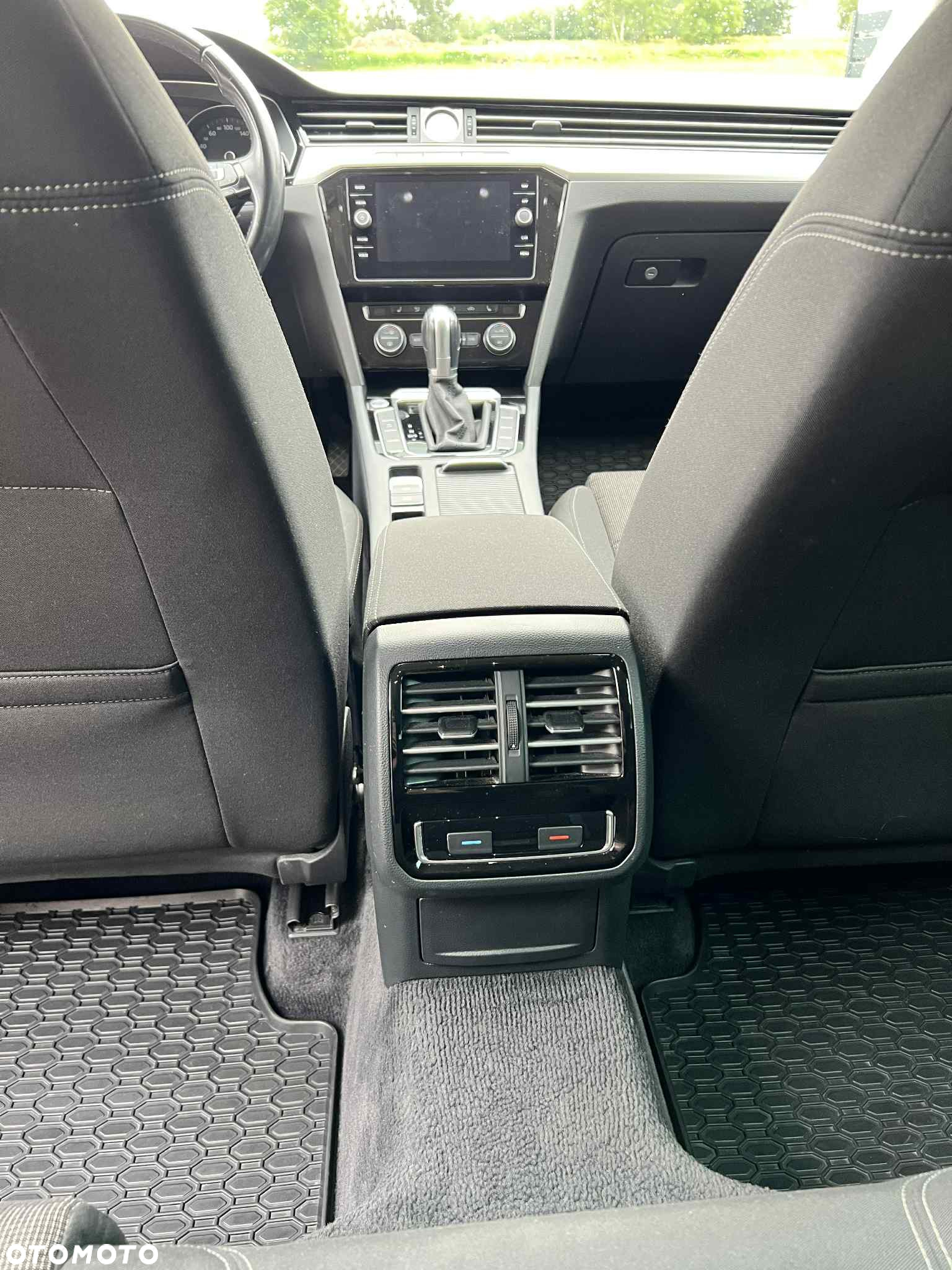 Volkswagen Passat Variant 2.0 TDI SCR DSG Highline - 16