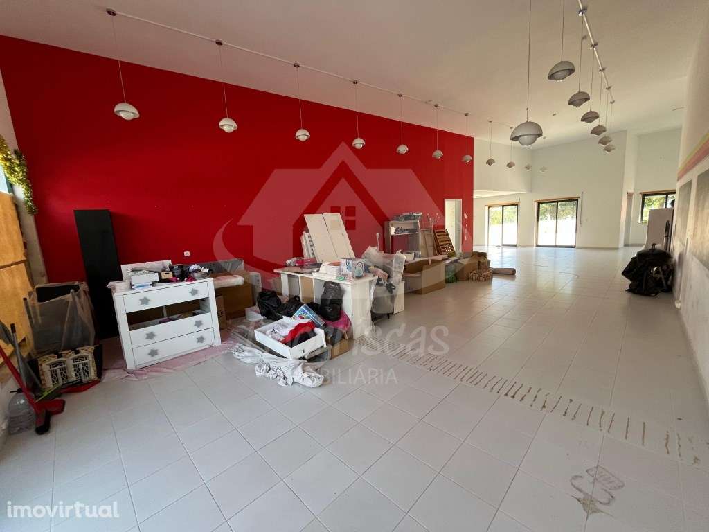 Loja com garagem, localizada na Urbanização Colina do Sol no Forte ... - Grande imagem: 3/16