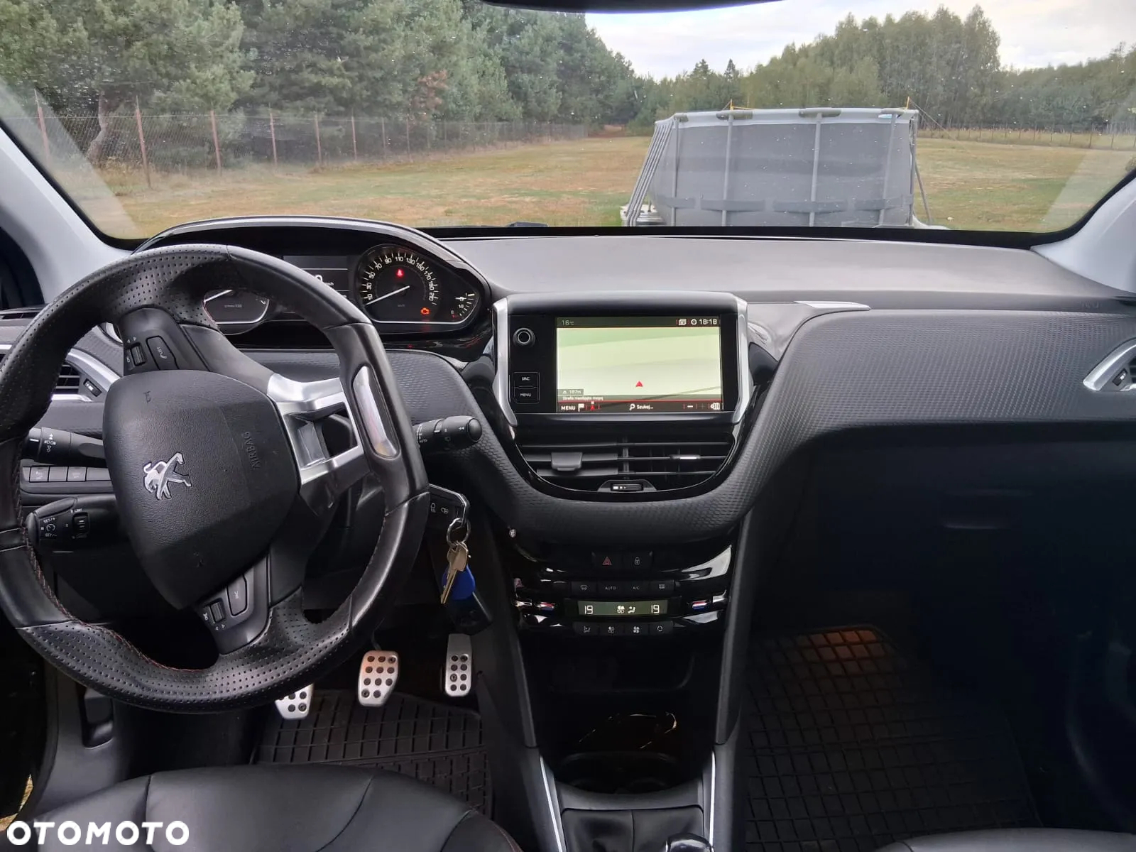 Peugeot 208 - 8