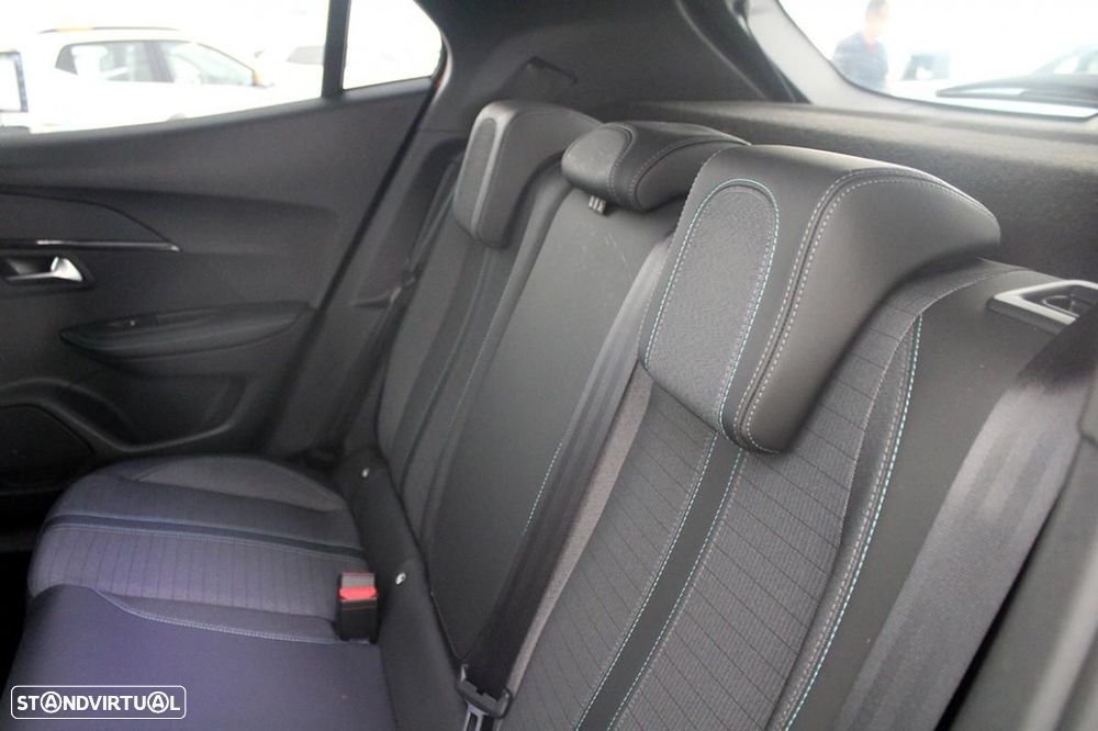 Peugeot e-2008 Allure - 12