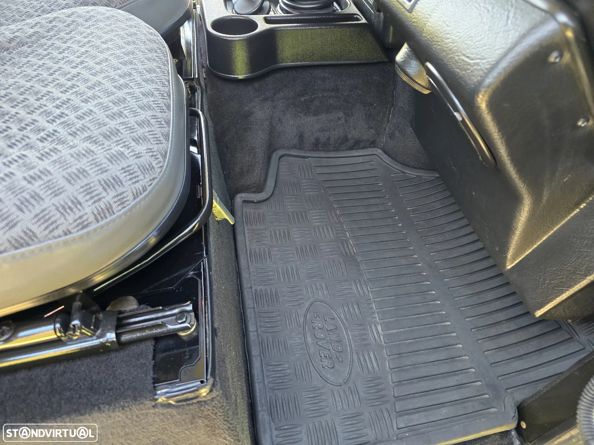 Land Rover Defender - 12