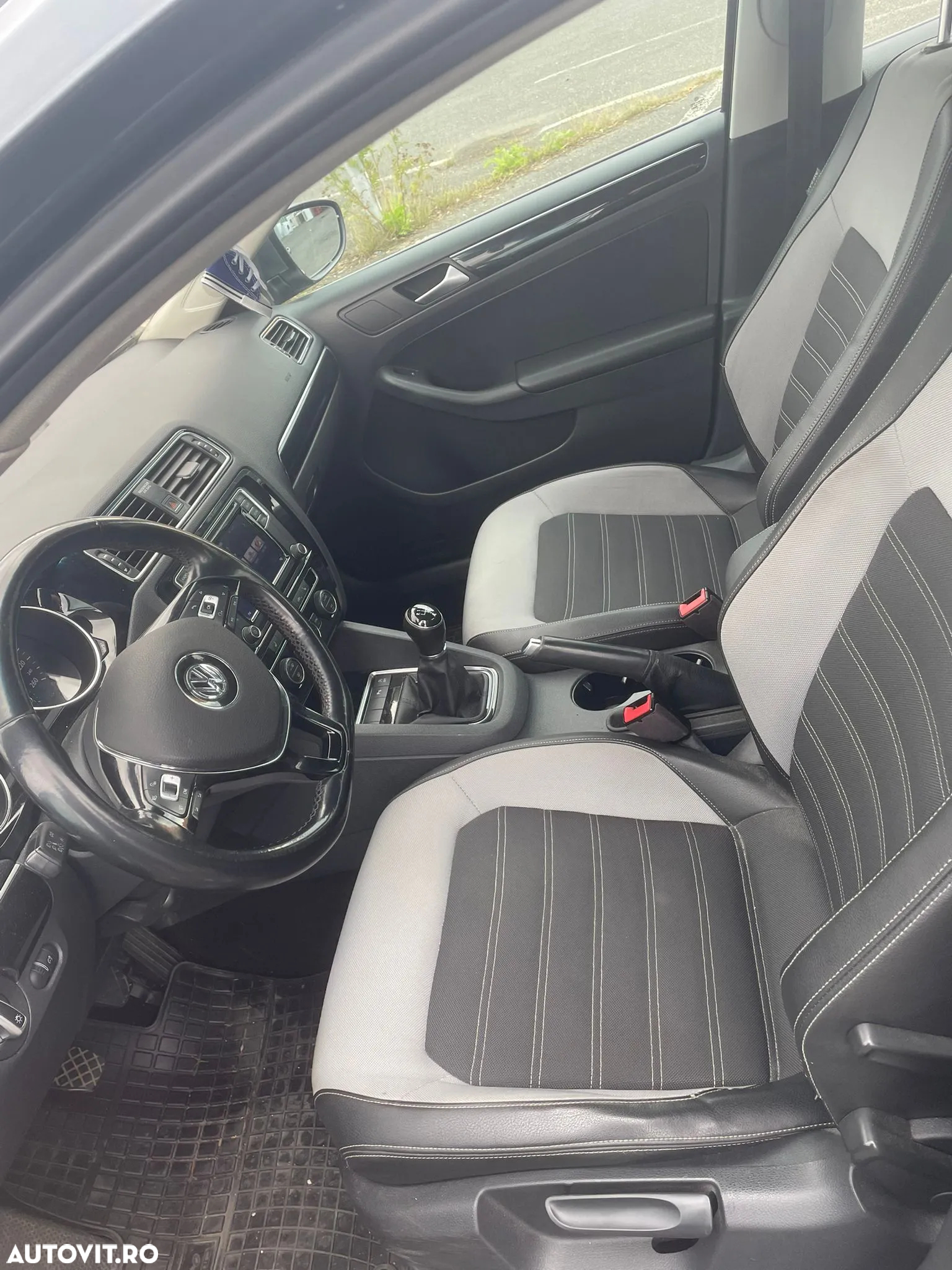 Volkswagen Jetta 2.0 TDI Highline - 6