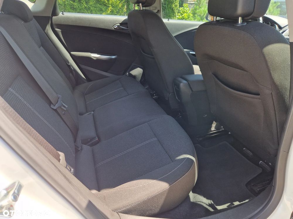 Opel Astra 1.6 Turbo - 39