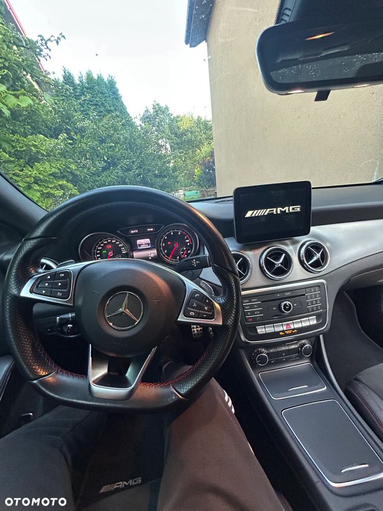 Mercedes-Benz CLA 220 4-Matic AMG Line - 11