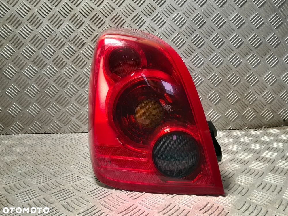 NISSAN PRIMERA P12 LAMPA LEWA TYLNA LEWA TYŁ W BŁOTNIK