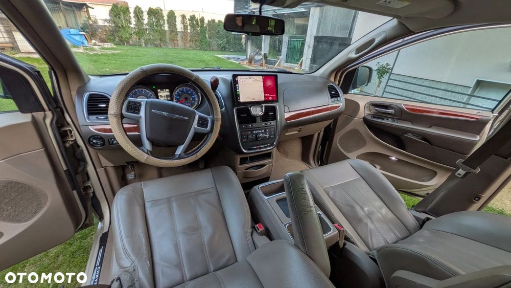 Chrysler Town & Country - 9