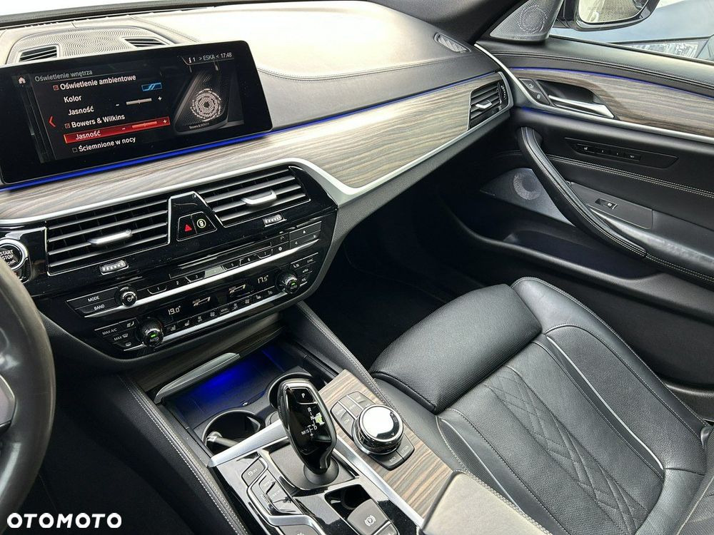 BMW Seria 5 M550i xDrive sport - 21
