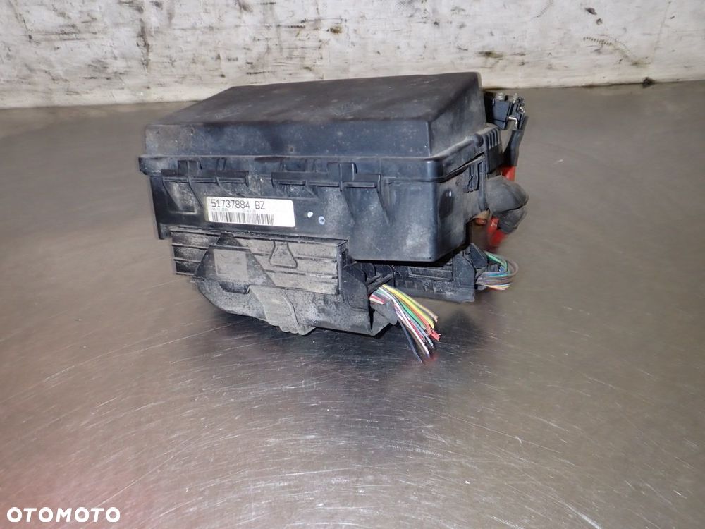 SKRZYNKA BEZPIECZNIKÓW FIAT GRANDE PUNTO - 1