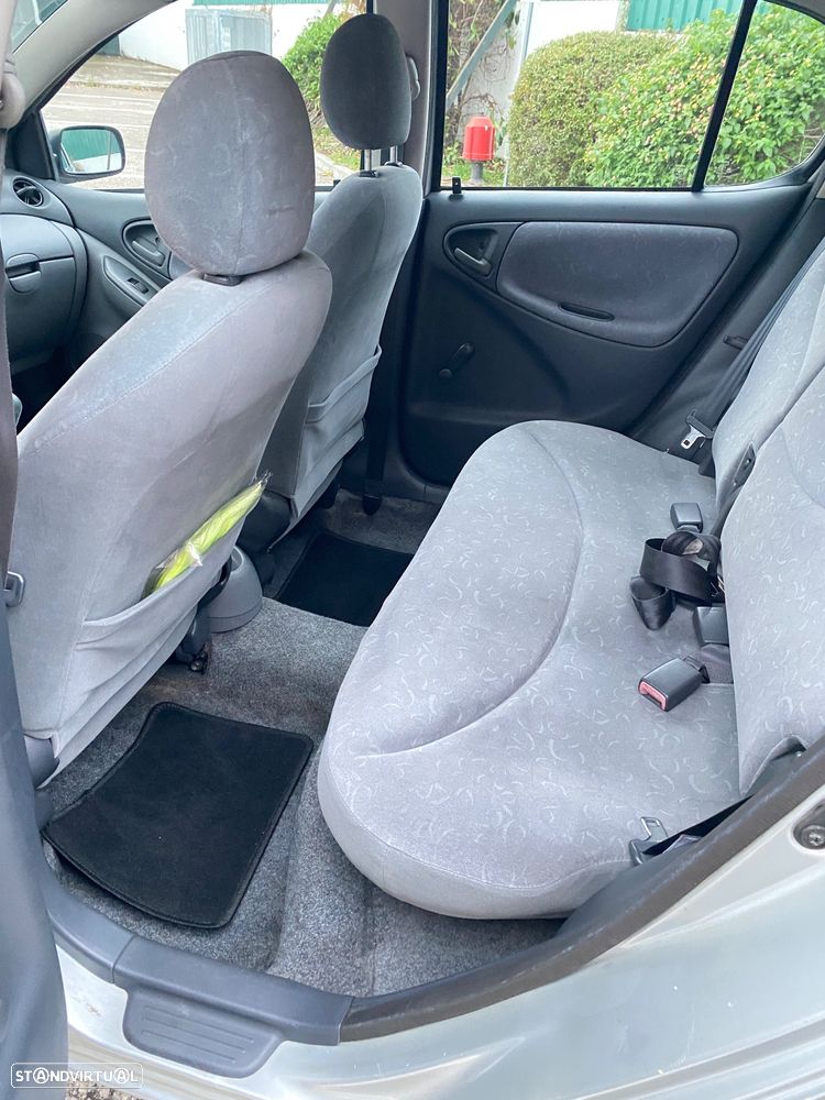 Toyota Yaris 1.0 Sol AC - 8