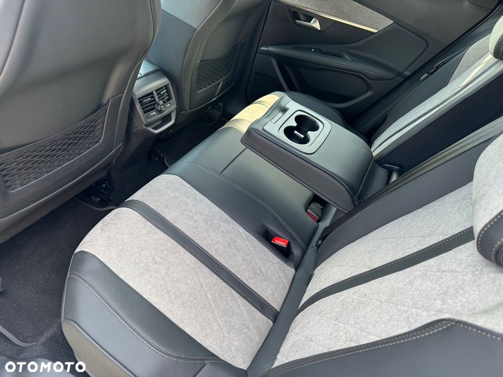 Peugeot 3008 1.6 PureTech Hybrid4 PHEV Allure Pack S&S EAT8 - 8